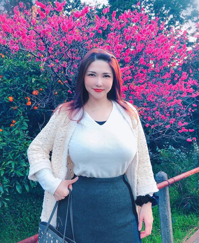 Nữ người mẫu khổ sở vì chửa ngực khiến vòng 1 lên đến 1m20, sau sinh ngực lại càng to hơn-10