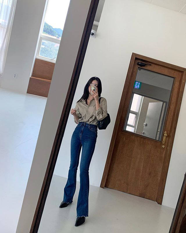 Jeans ống loe: Chiếc quần tôn dáng bậc nhất thu này nhưng liệu bạn đã biết cách diện chuẩn?-1