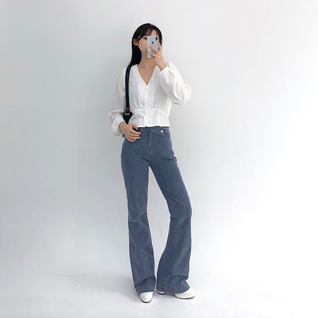 Jeans ống loe: Chiếc quần tôn dáng bậc nhất thu này nhưng liệu bạn đã biết cách diện chuẩn?-2