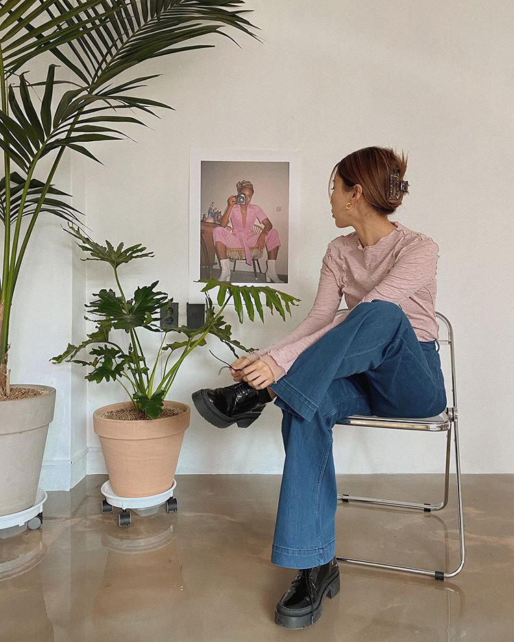 Jeans ống loe: Chiếc quần tôn dáng bậc nhất thu này nhưng liệu bạn đã biết cách diện chuẩn?-5