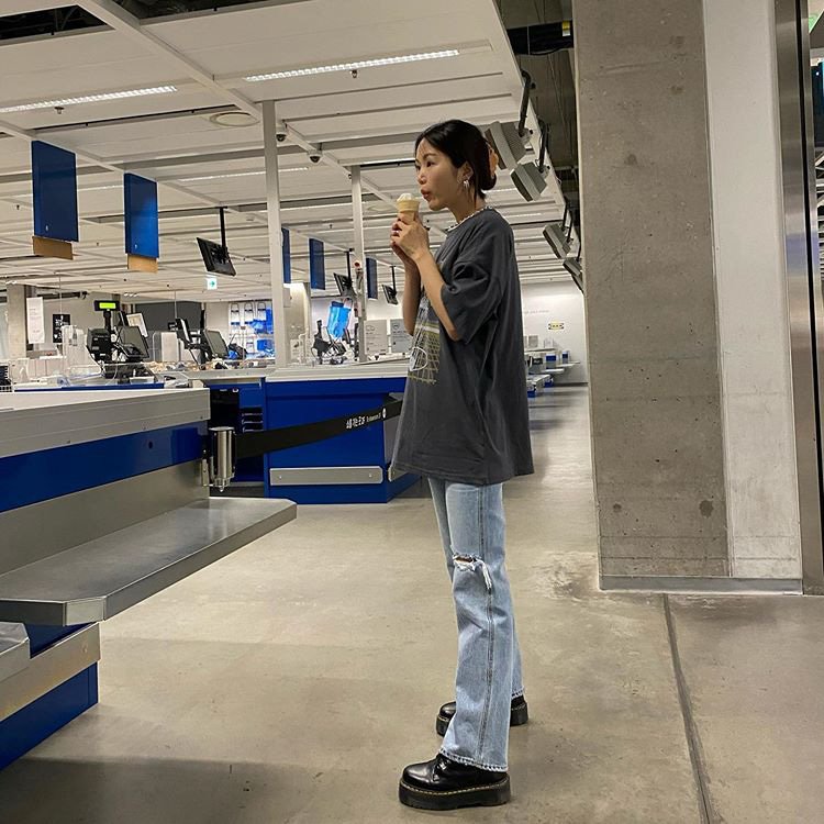 Jeans ống loe: Chiếc quần tôn dáng bậc nhất thu này nhưng liệu bạn đã biết cách diện chuẩn?-7