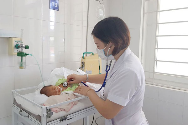 Bé sơ sinh nguy kịch vì bà tự cắt rốn tại nhà-1