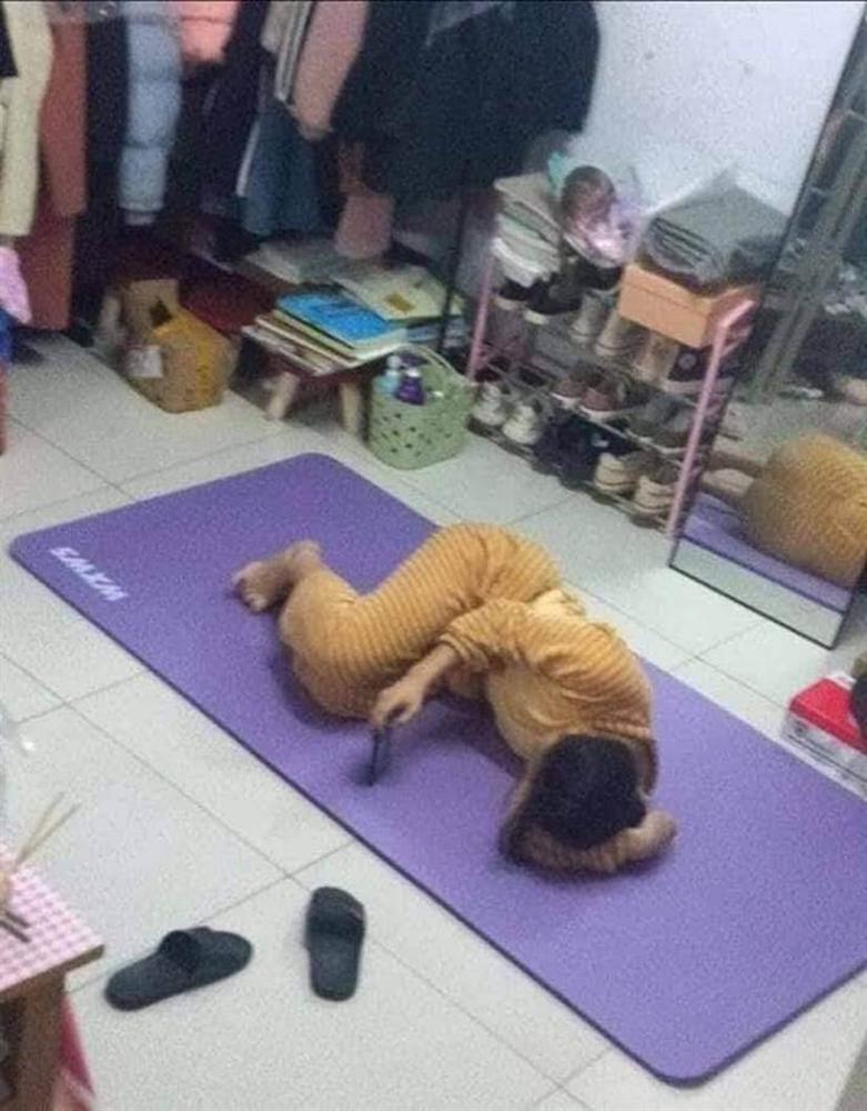 Mua thảm về tập thể dục, cô gái khiến tất cả ngao ngán vì pha cuộn người... nằm nghịch-1