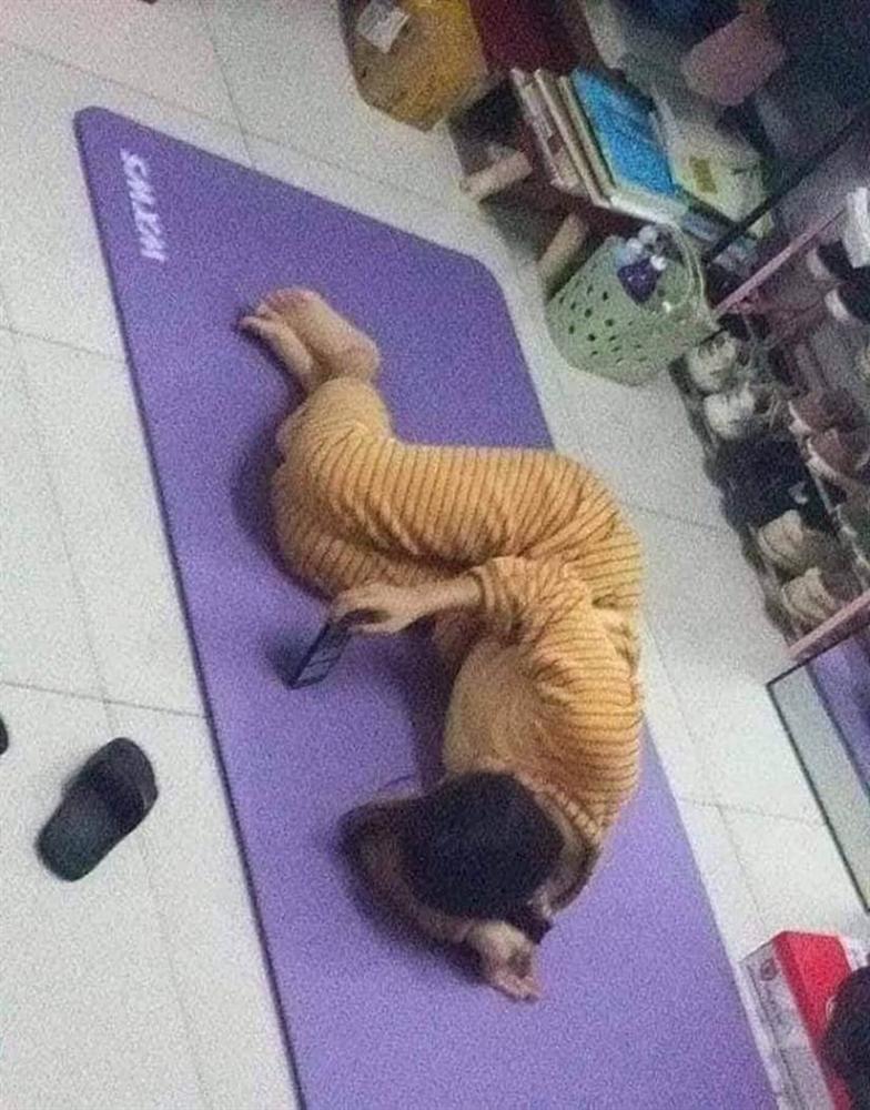 Mua thảm về tập thể dục, cô gái khiến tất cả ngao ngán vì pha cuộn người... nằm nghịch-2