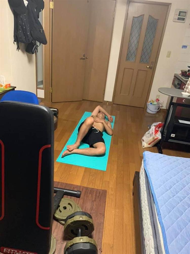 Mua thảm về tập thể dục, cô gái khiến tất cả ngao ngán vì pha cuộn người... nằm nghịch-4