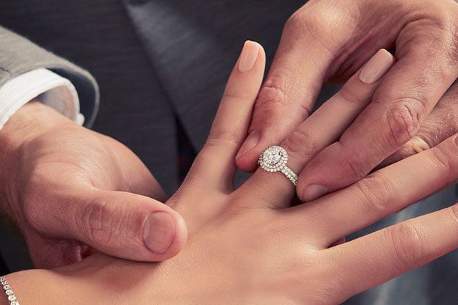 Bí tiền mua bỉm sữa cho con, bà mẹ đành ngậm ngùi lấy nhẫn cưới mẹ chồng trao tay đi bán, câu nói này của anh chủ tiệm vàng khiến chị sững sờ-2