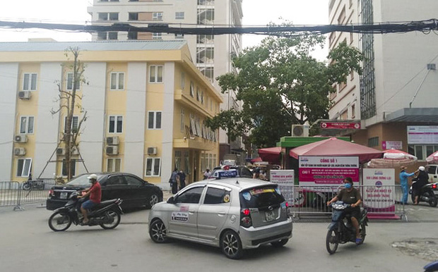 Người đàn ông mặc áo xe ôm công nghệ Grab đuổi chém người trước cổng Bệnh viện E-1