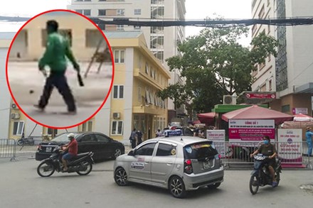Người đàn ông mặc áo xe ôm công nghệ Grab đuổi chém người trước cổng Bệnh viện E