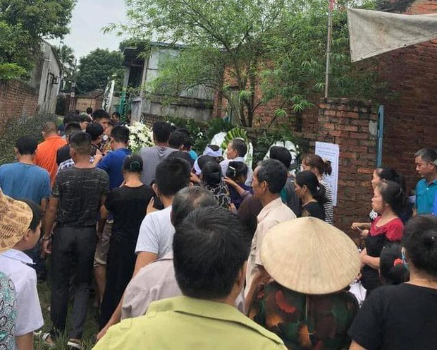 Thương tâm một thanh niên bị sét đánh tử vong khi vừa sạc pin vừa dùng điện thoại-2