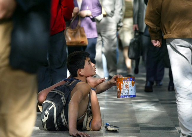 Bị bắt ăn ớt để... đổi lấy tiền, cô bé nghèo gượng cười nhưng vẫn bật khóc vì quá cay, ai xem cũng nhói lòng-5