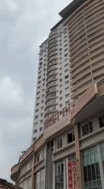 Người dân bàng hoàng khi tận mắt chứng kiến một người đàn ông nhảy lầu tự tử mặc cho đội cứu hộ hết lời khuyên can-1