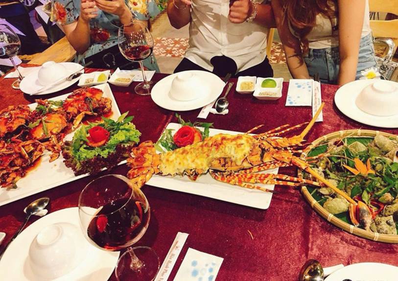 Than vãn chuyện khách trả tiền tip có mỗi 13.000 đồng, nữ nhân viên phục vụ nhà hàng bị cư dân mạng chỉ trích không trượt câu nào-2