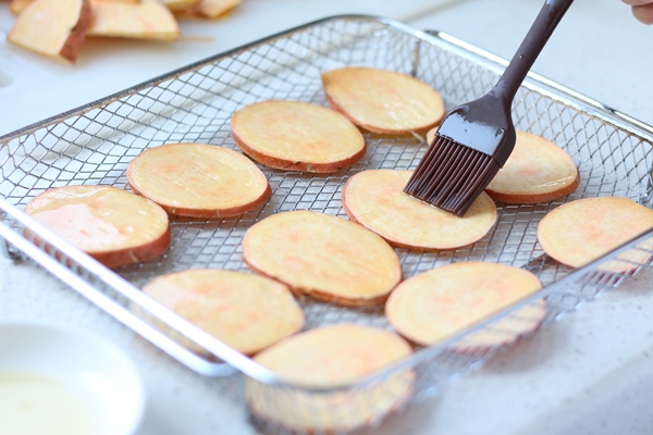 Dùng nồi chiên không dầu làm snack khoai lang giòn tan ăn vặt thoải mái không lo tăng cân-2