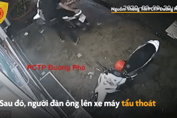Trộm xe máy trước cửa hàng tiện lợi ở TP.HCM