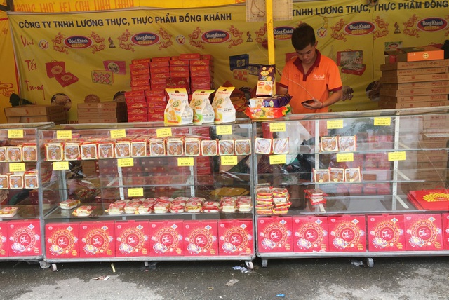Bánh Trung thu tấp nập xả hàng”, khắp nơi treo biển mua 1 tặng 1”-2