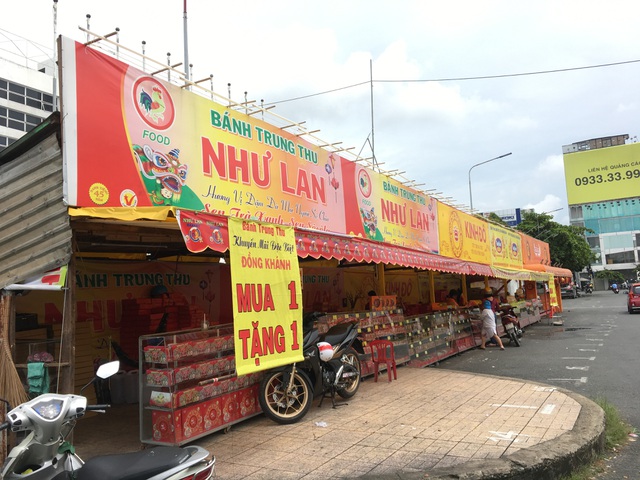 Bánh Trung thu tấp nập xả hàng”, khắp nơi treo biển mua 1 tặng 1”-3