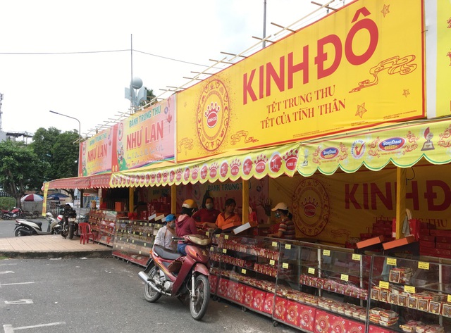 Bánh Trung thu tấp nập xả hàng”, khắp nơi treo biển mua 1 tặng 1”-5