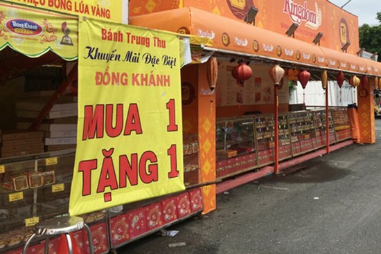 Bánh Trung thu tấp nập “xả hàng”, khắp nơi treo biển “mua 1 tặng 1”