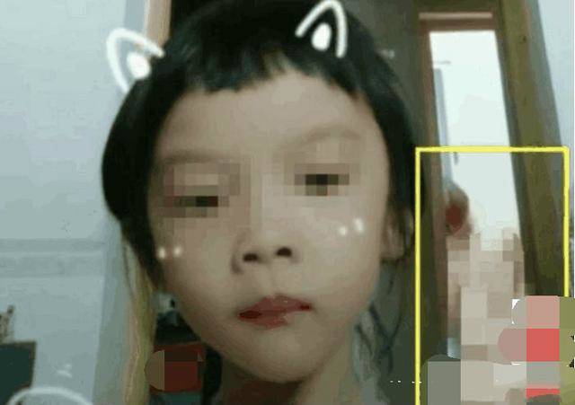 Con nghịch điện thoại, vô tình livestream toàn bộ cảnh hớ hênh của mẹ lên mạng-1