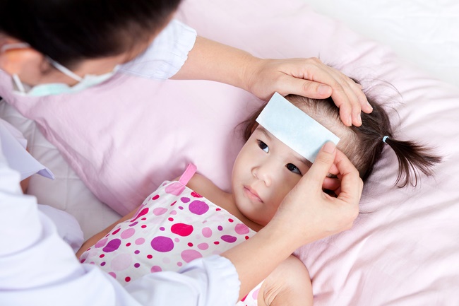 Bác sĩ bệnh viện Nhi chia sẻ những sai lầm khi xử trí bé sốt tại nhà nhiều bố mẹ mắc phải-1