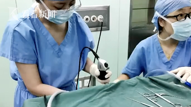 Bé trai 7 tuổi bị đau tai, đi châm cứu thì méo miệng, nháy mắt liên tục: Sau 1 lần lấy ráy tai, bác sĩ phát hiện ngay ra bệnh-3