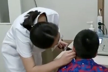 Bé trai 7 tuổi bị đau tai, đi châm cứu thì méo miệng, nháy mắt liên tục: Sau 1 lần lấy ráy tai, bác sĩ phát hiện ngay ra bệnh