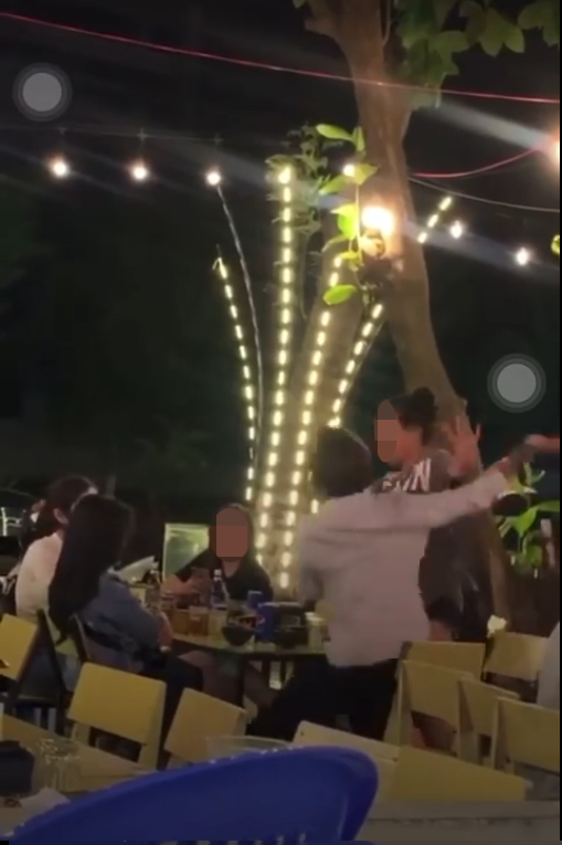 Vụ đánh ghen có một không hai trên bàn nhậu bởi… chồng dẫn vợ đi ăn còn tiện tay dắt luôn cả bồ theo-3