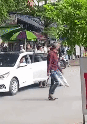 Clip: Kinh hoàng cảnh hỗn chiến bằng xe bán tải trên đường phố gây xôn xao dư luận-1