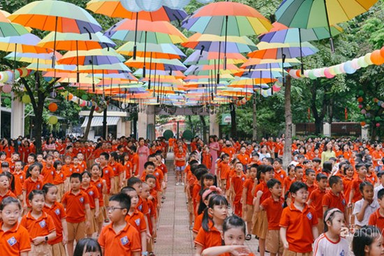 Trường tiểu học ở Hà Nội trang trí nổi bật cả vùng trời, học sinh phấn khích như đi hội, ai đi ngang qua cũng phải ngước nhìn