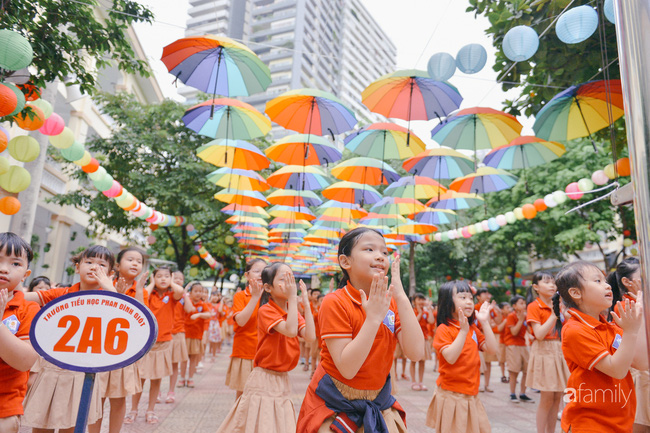 Trường tiểu học ở Hà Nội trang trí nổi bật cả vùng trời, học sinh phấn khích như đi hội, ai đi ngang qua cũng phải ngước nhìn-14