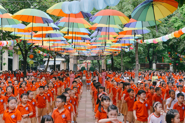 Trường tiểu học ở Hà Nội trang trí nổi bật cả vùng trời, học sinh phấn khích như đi hội, ai đi ngang qua cũng phải ngước nhìn-11