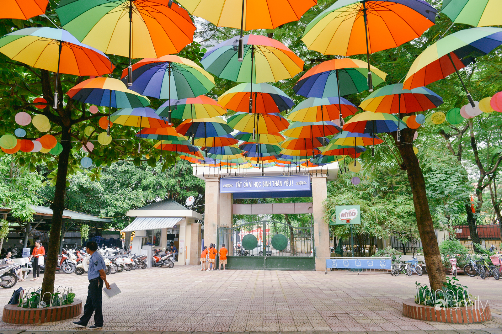 Trường tiểu học ở Hà Nội trang trí nổi bật cả vùng trời, học sinh phấn khích như đi hội, ai đi ngang qua cũng phải ngước nhìn-6