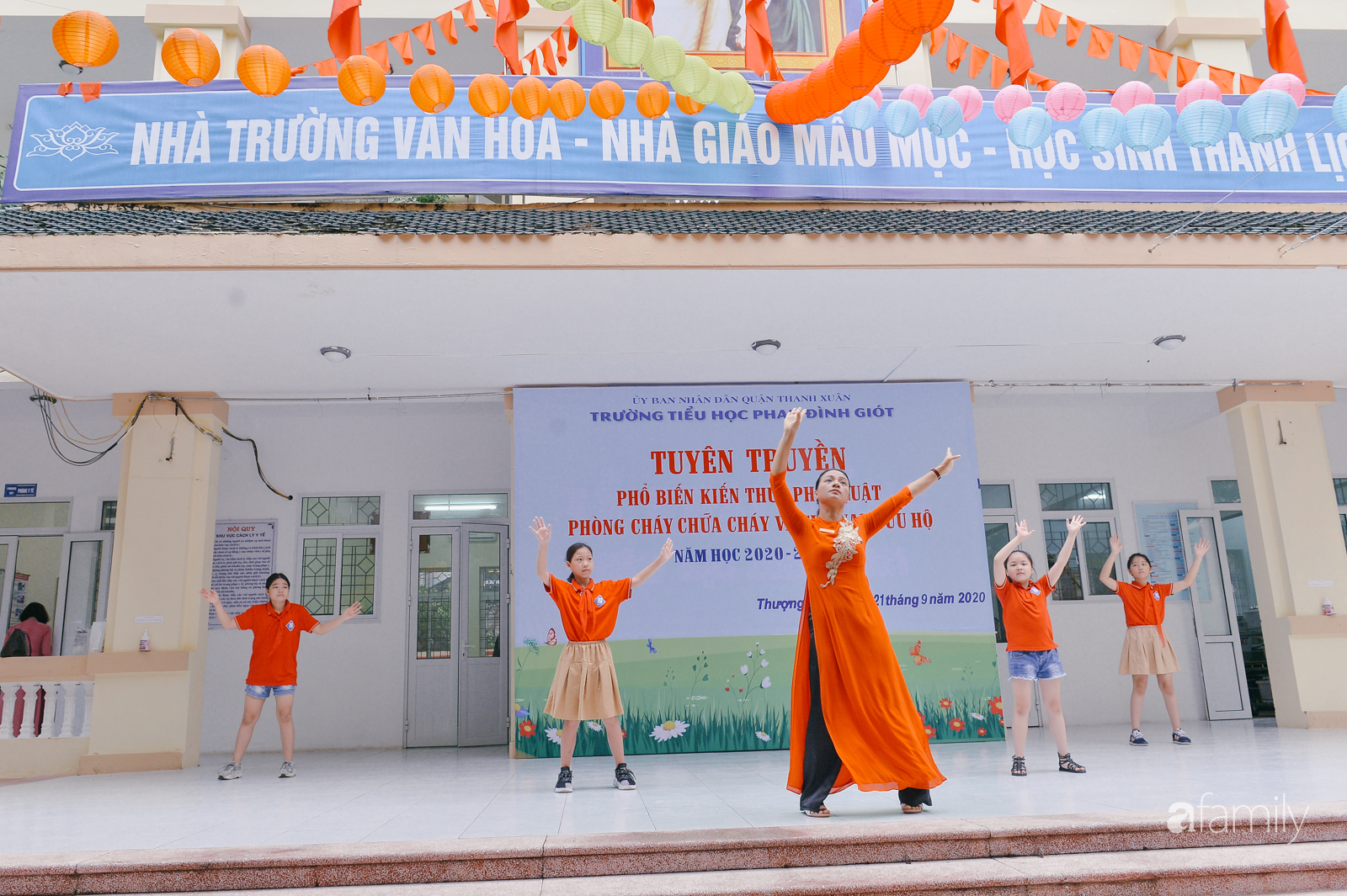 Trường tiểu học ở Hà Nội trang trí nổi bật cả vùng trời, học sinh phấn khích như đi hội, ai đi ngang qua cũng phải ngước nhìn-8