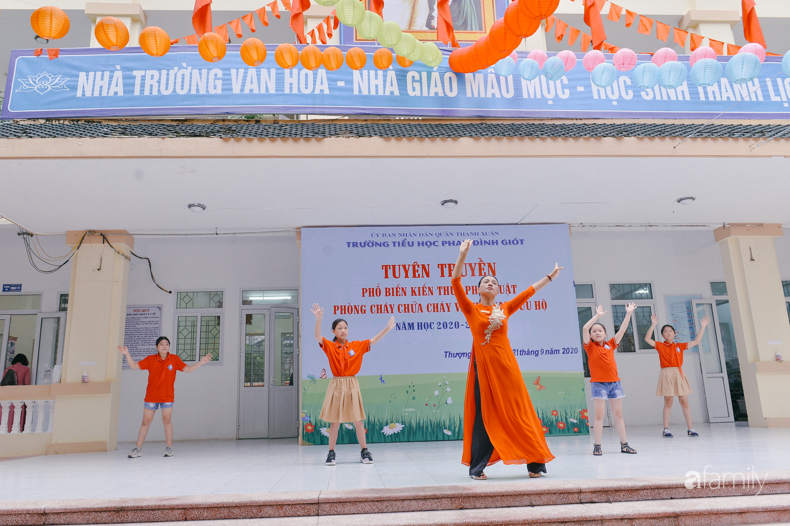 Trường tiểu học ở Hà Nội trang trí nổi bật cả vùng trời, học sinh phấn khích như đi hội, ai đi ngang qua cũng phải ngước nhìn-8