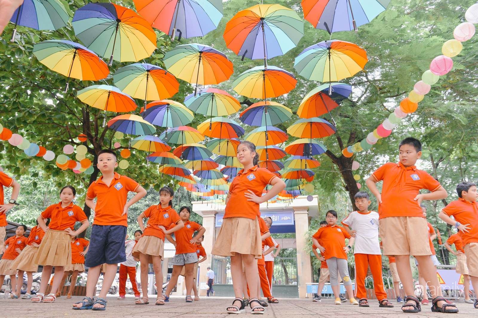 Trường tiểu học ở Hà Nội trang trí nổi bật cả vùng trời, học sinh phấn khích như đi hội, ai đi ngang qua cũng phải ngước nhìn-7