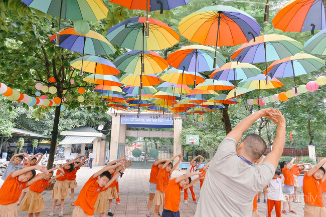 Trường tiểu học ở Hà Nội trang trí nổi bật cả vùng trời, học sinh phấn khích như đi hội, ai đi ngang qua cũng phải ngước nhìn-9
