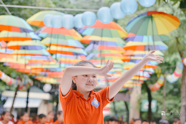 Trường tiểu học ở Hà Nội trang trí nổi bật cả vùng trời, học sinh phấn khích như đi hội, ai đi ngang qua cũng phải ngước nhìn-15