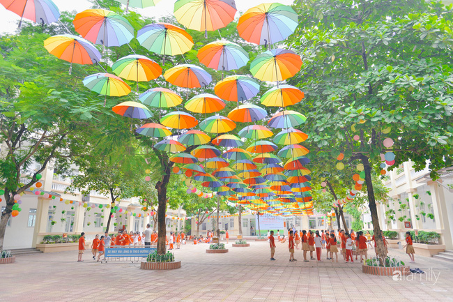 Trường tiểu học ở Hà Nội trang trí nổi bật cả vùng trời, học sinh phấn khích như đi hội, ai đi ngang qua cũng phải ngước nhìn-1