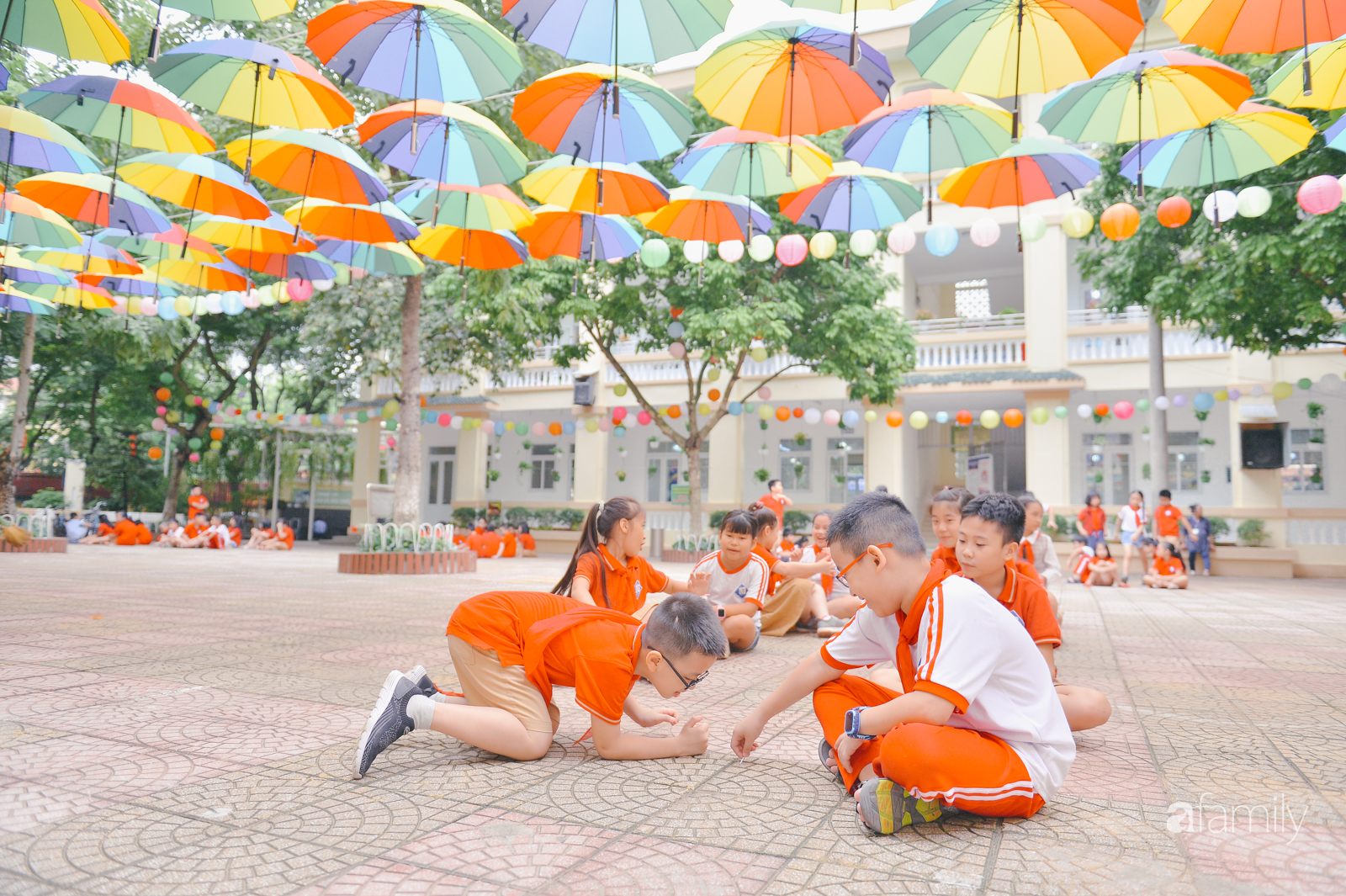 Trường tiểu học ở Hà Nội trang trí nổi bật cả vùng trời, học sinh phấn khích như đi hội, ai đi ngang qua cũng phải ngước nhìn-19