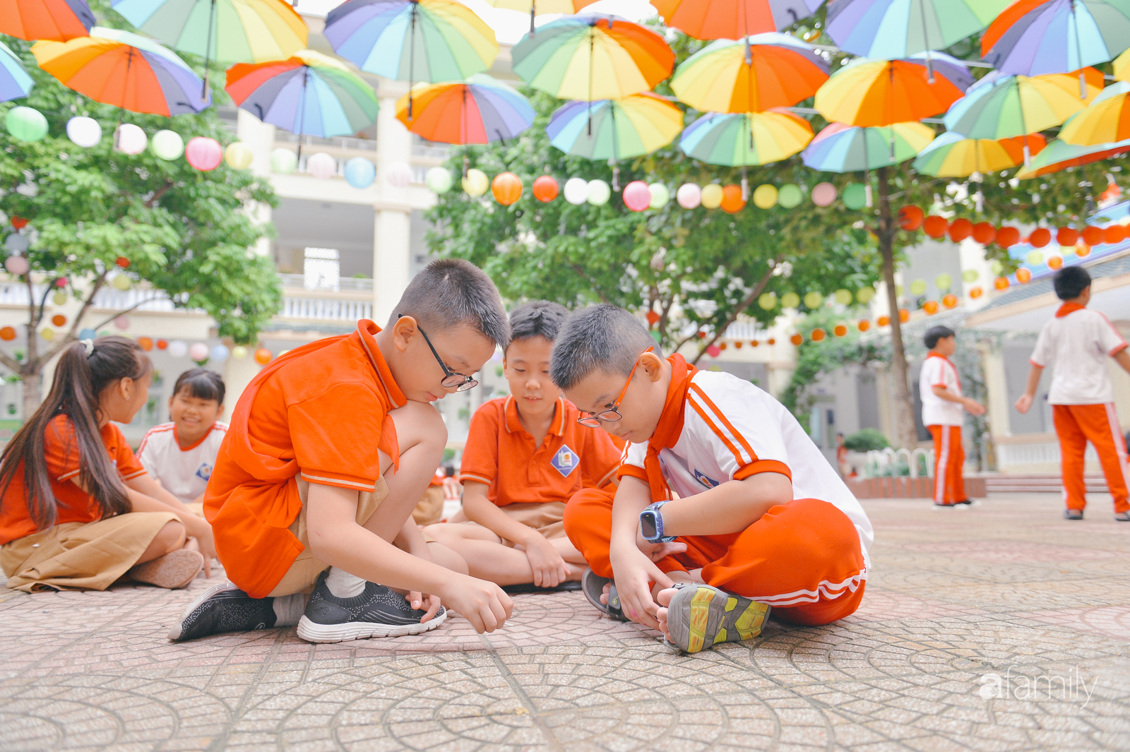 Trường tiểu học ở Hà Nội trang trí nổi bật cả vùng trời, học sinh phấn khích như đi hội, ai đi ngang qua cũng phải ngước nhìn-18