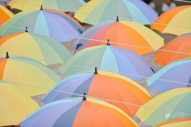 Trường tiểu học ở Hà Nội trang trí nổi bật cả vùng trời, học sinh phấn khích như đi hội, ai đi ngang qua cũng phải ngước nhìn-13