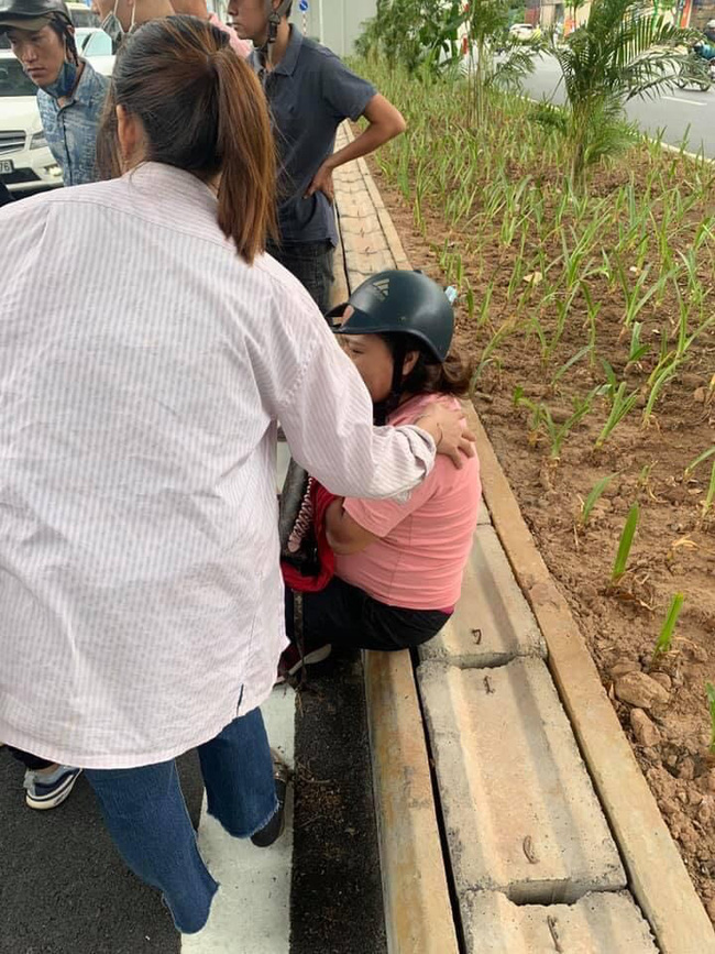 Phẫn nộ nhóm thanh niên đi xe máy tông vào xe chở bà bầu, còn ngang ngược cầm gậy 3 khúc đuổi đánh người đi đường-1