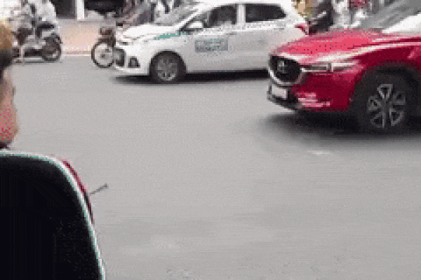 Phẫn nộ nhóm thanh niên đi xe máy tông vào xe chở bà bầu, còn ngang ngược cầm gậy 3 khúc đuổi đánh người đi đường