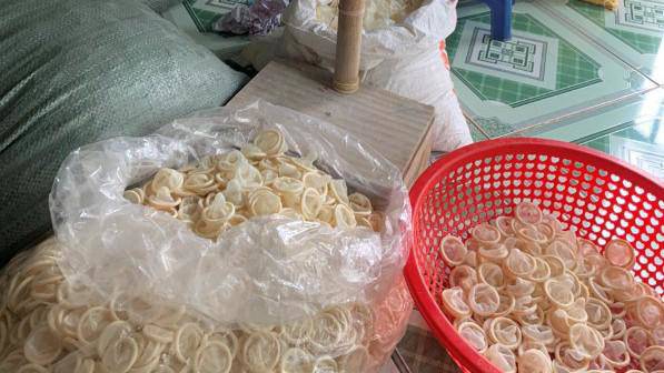 Lời khai của người phụ nữ 8X gom 4 tạ bao cao su về tái chế ở phòng trọ-1