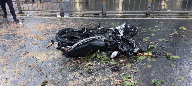 TP.HCM: Cây xanh trước trường ĐH bật gốc đổ ra đường đè nát xe máy, nam thanh niên bị thương nặng-2