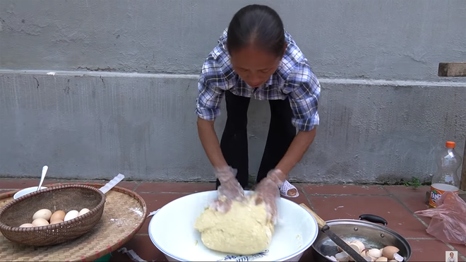 Làm món bánh tiêu phiên bản kinh dị, bà Tân Vlog bị soi nấu ăn mất vệ sinh-2