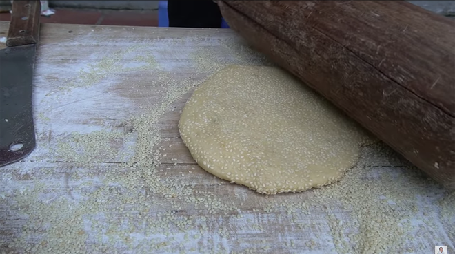 Làm món bánh tiêu phiên bản kinh dị, bà Tân Vlog bị soi nấu ăn mất vệ sinh-3