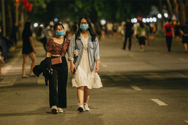 Hồ Gươm thay áo mới, người Hà Nội rủ nhau đi dạo trên vỉa hè lát đá đẹp như công viên ở trời Âu, tận hưởng tiết trời thanh mát đầu đông-13