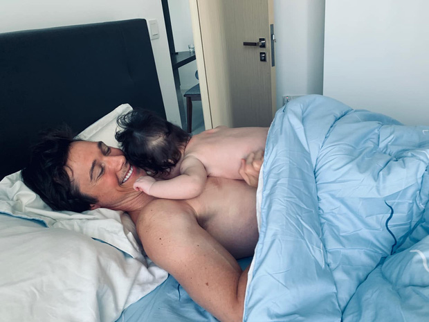 Hoàng Oanh cuối cùng đã tung ảnh chồng Tây và quý tử hội ngộ tại Singapore, nụ cười nói lên tất cả!-1