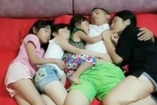 Nhận thấy điều bất thường trong bức ảnh chụp chồng và 3 con gái ôm nhau ngủ, người mẹ ngay lập tức quyết định cho con ngủ riêng